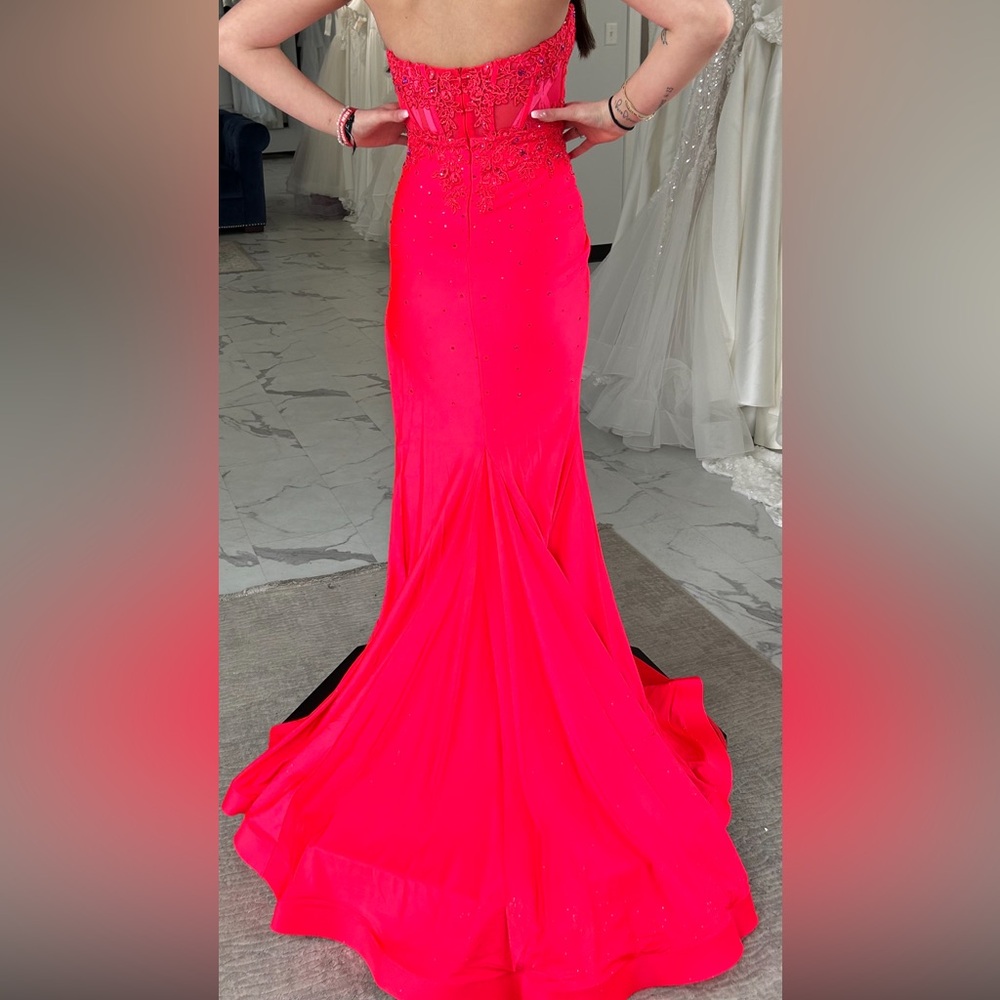 00 prom dress no Alterations. Beautiful and excellent condition. Paid $700